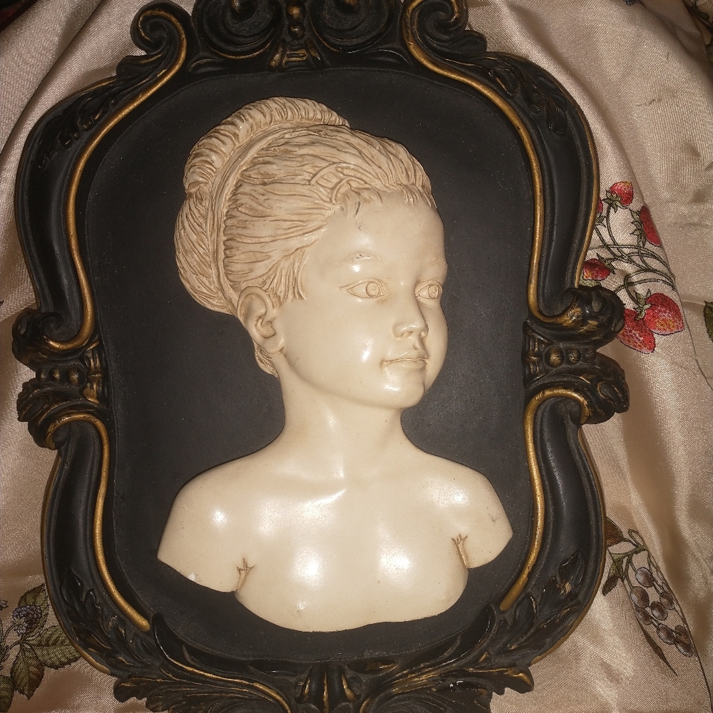 ASTOUNDING VINTAGE UNIVERSAL STATUARY CORP. 1963 CAMEO WALL ART